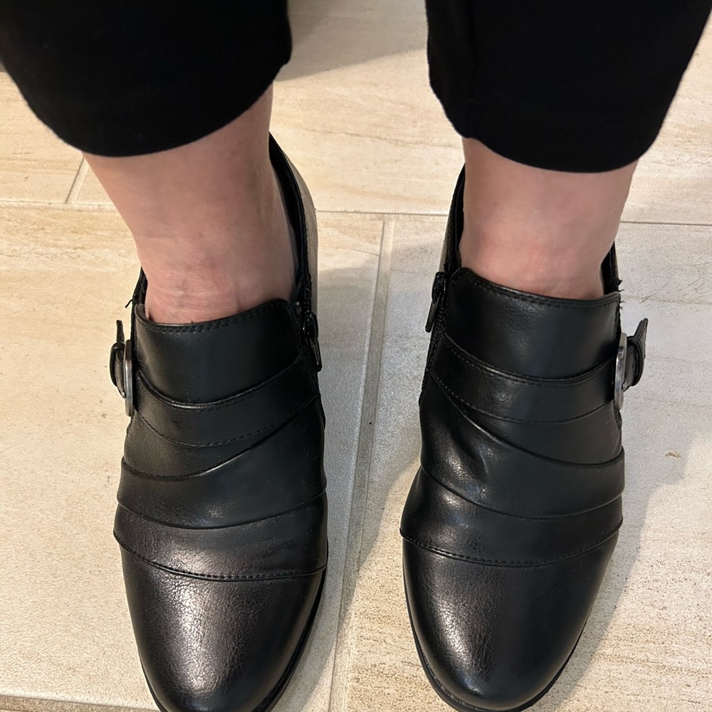 Barefoot black small heels with buckle and zip up